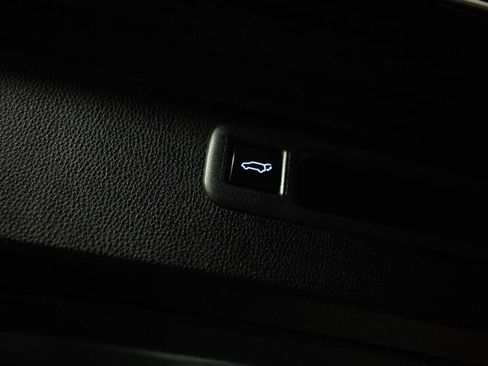 Used 2022 Toyota Highlander XLE AWD/4WD image 8