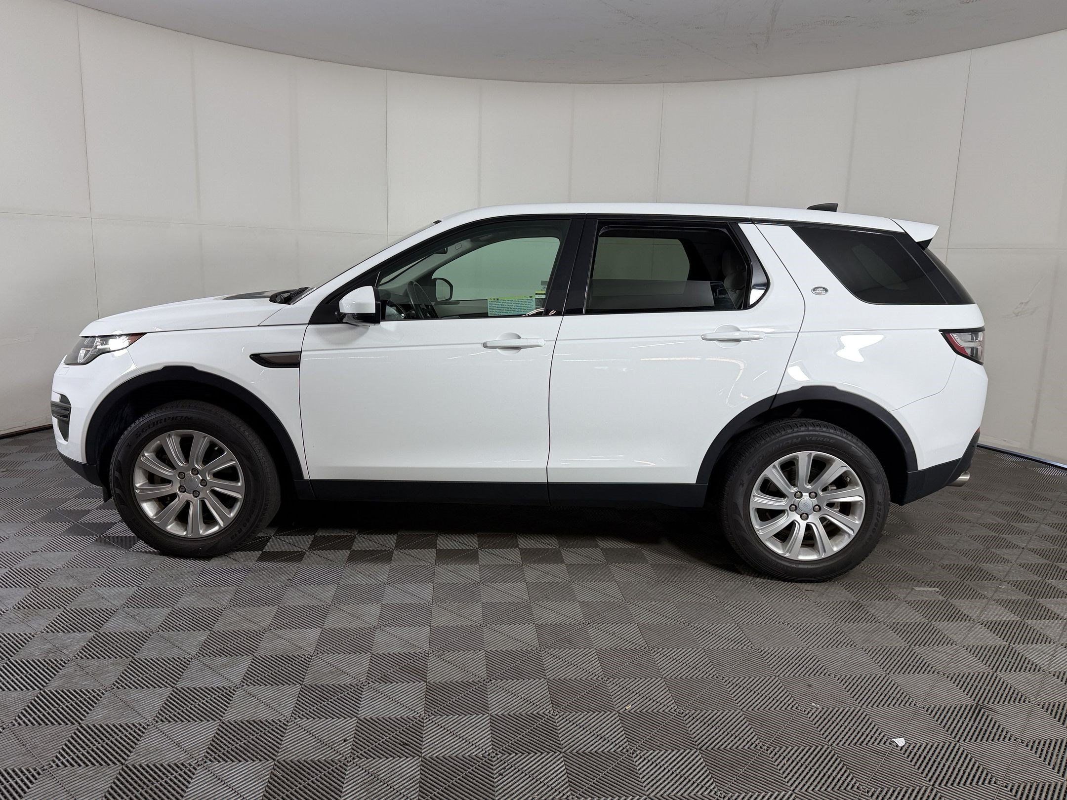 Used 2019 Land Rover Discovery Sport SE AWD/4WD image 2