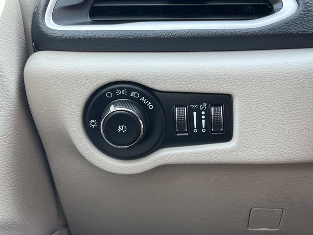 Used 2023 Chrysler Pacifica Touring-L FWD image 35