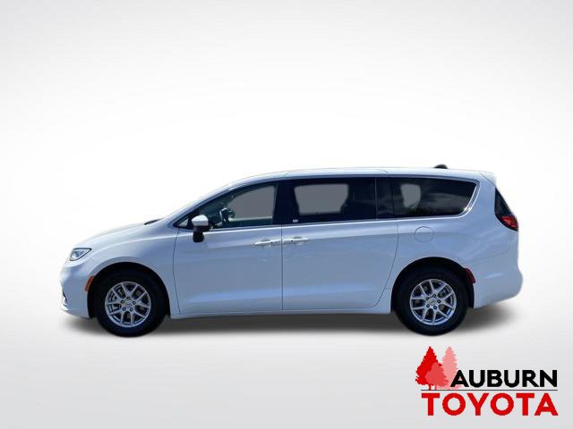 Used 2023 Chrysler Pacifica Touring-L FWD image 4