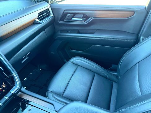 Used 2025 GMC Yukon XL Denali image 34