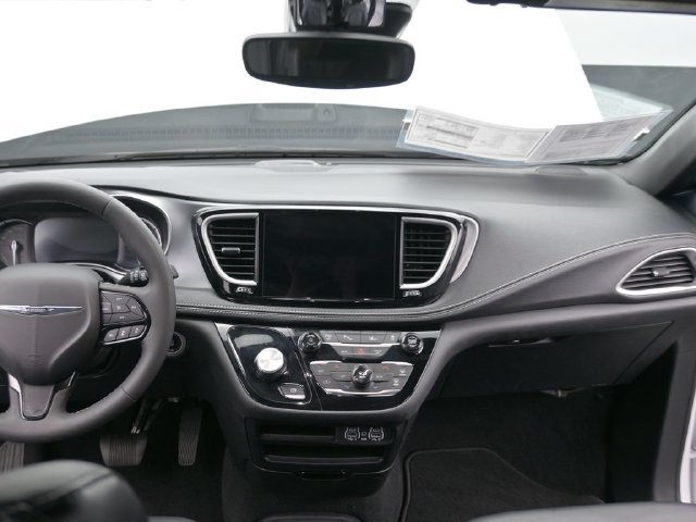 Used 2024 Chrysler Pacifica Limited FWD image 24