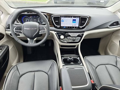 Used 2024 Chrysler Pacifica Limited FWD image 11