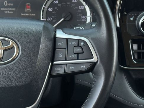 Used 2023 Toyota Highlander XLE FWD image 14