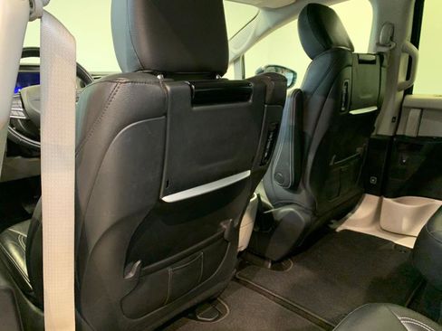 Used 2022 Chrysler Pacifica Touring-L w/ Uconnect Theater Family Group image 40