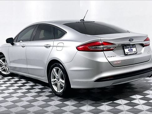 Used 2018 Ford Fusion SE w/ Fusion SE Technology Package FWD image 11