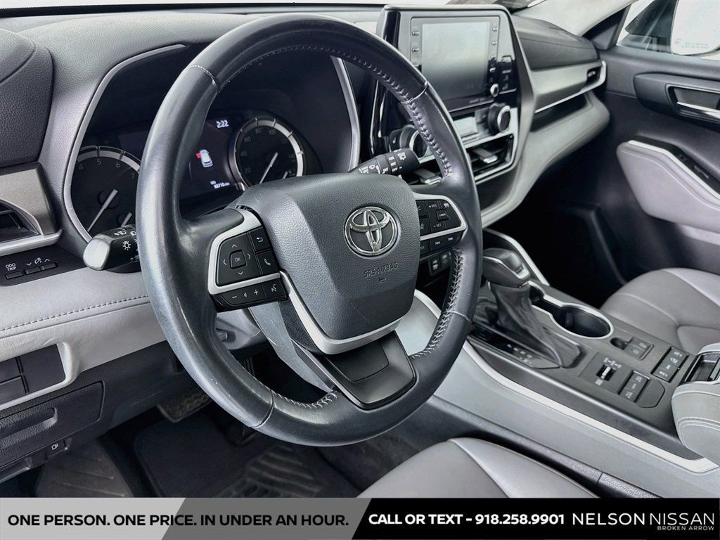 Used 2022 Toyota Highlander XLE AWD/4WD image 9