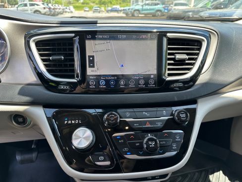 Used 2020 Chrysler Pacifica Touring-L Plus FWD image 29