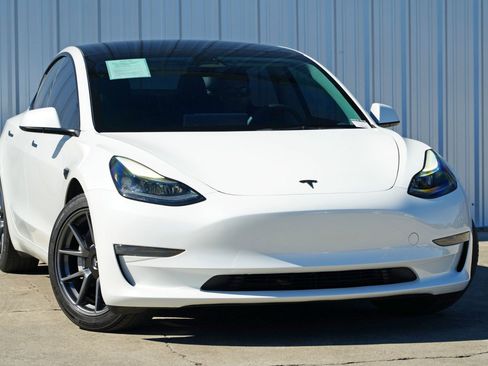 Used 2023 Tesla Model 3 Standard Range image 4