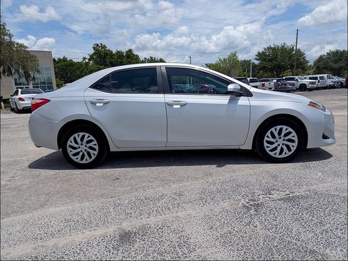 Used 2017 Toyota Corolla LE FWD image 5
