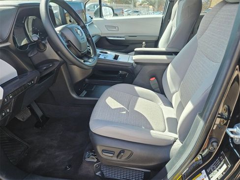 Used 2025 Toyota Sienna LE image 11
