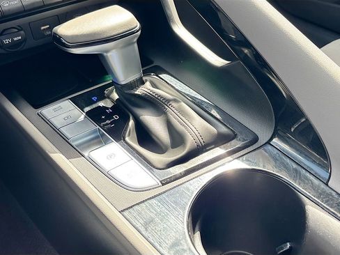 Certified 2025 Hyundai Elantra SEL image 17