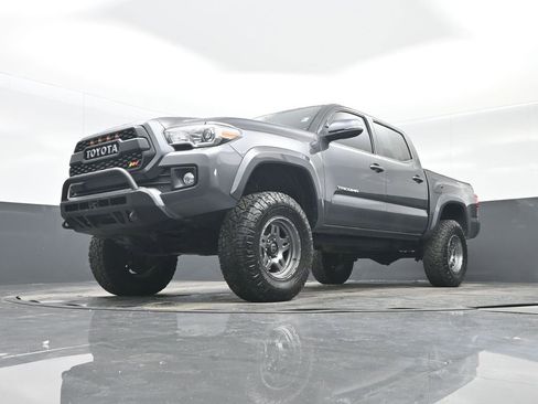 Used 2017 Toyota Tacoma TRD Sport w/ Tow Package (A/T) AWD/4WD image 25
