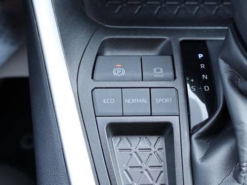 Certified 2025 Toyota RAV4 XLE FWD image 31