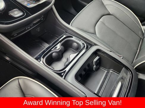 New 2026 Chrysler Pacifica Limited w/ Uconnect Theater Family Group FWD image 28
