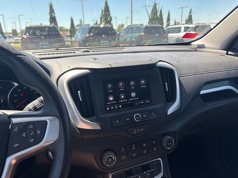 Used 2024 GMC Terrain SLE FWD image 3