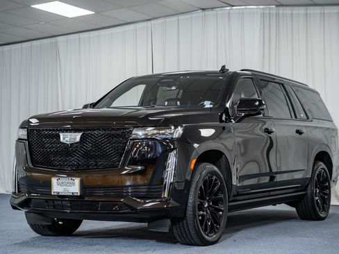 Used 2022 Cadillac Escalade ESV Sport Platinum w/ LPO, ONYX Package image 3