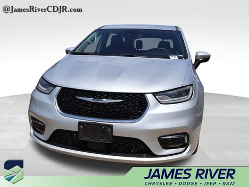 Used 2023 Chrysler Pacifica Touring-L FWD image 4