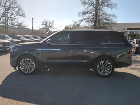 New 2026 Lincoln Navigator Premiere image 6