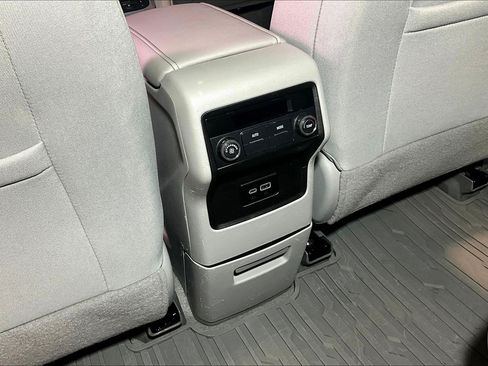 Used 2022 GMC Acadia SLE FWD image 11