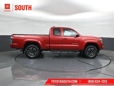 Used 2022 Toyota Tacoma TRD Sport AWD/4WD image 3