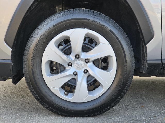 Used 2025 Toyota RAV4 LE AWD/4WD image 8