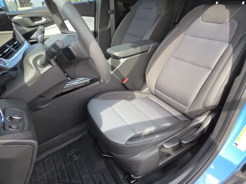 Used 2025 Chevrolet Trax LT FWD image 25