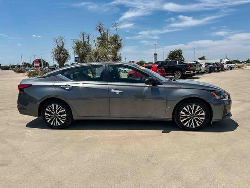 Used 2025 Nissan Altima 2.5 SV FWD image 2