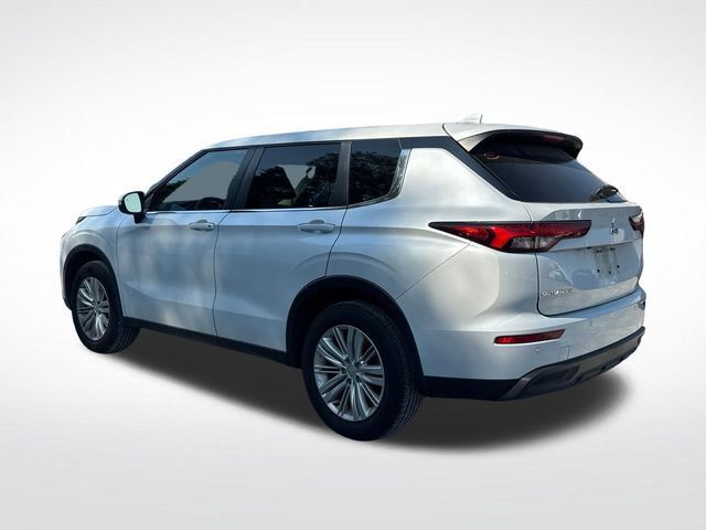 Used 2022 Mitsubishi Outlander ES FWD image 3