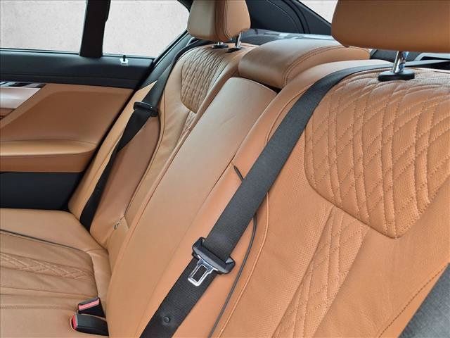 Used 2022 BMW 745e xDrive w/ M Sport Package AWD/4WD image 15
