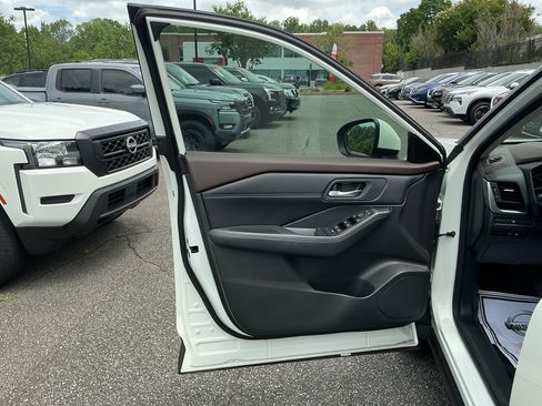 Certified 2023 Nissan Rogue SV w/ SV Premium B Package FWD image 11