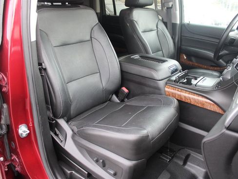 Used 2020 Chevrolet Suburban Premier AWD/4WD image 18