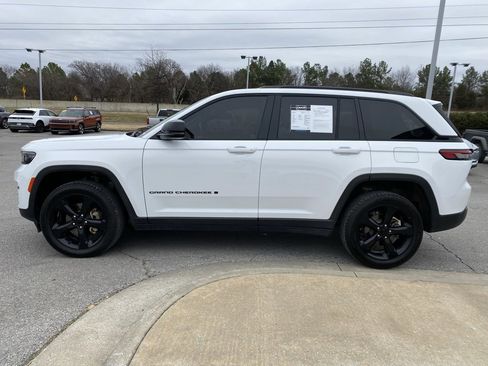 Used 2023 Jeep Grand Cherokee Altitude image 4