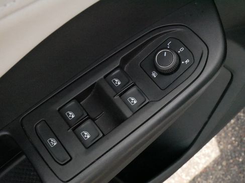 Certified 2025 Volkswagen Taos SE w/ Panoramic Sunroof Package AWD/4WD image 19