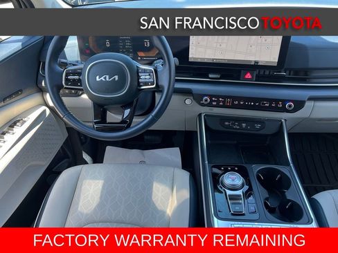 Used 2025 Kia Carnival EX FWD image 32