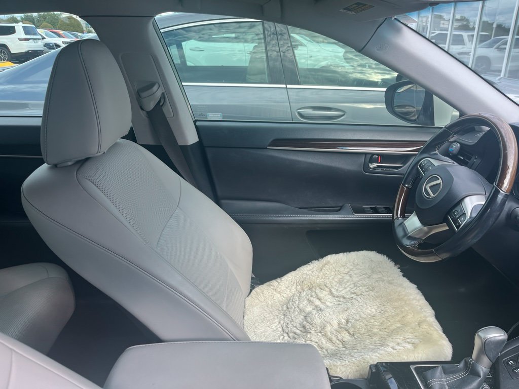 Used 2016 Lexus ES 300h w/ Premium Package w/Wood Trim FWD image 4