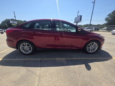 Used 2015 Ford Focus SE FWD image 1