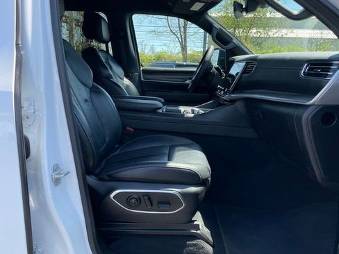 Certified 2024 Jeep Wagoneer L Series II w/ Flexible Seating Group AWD/4WD image 13