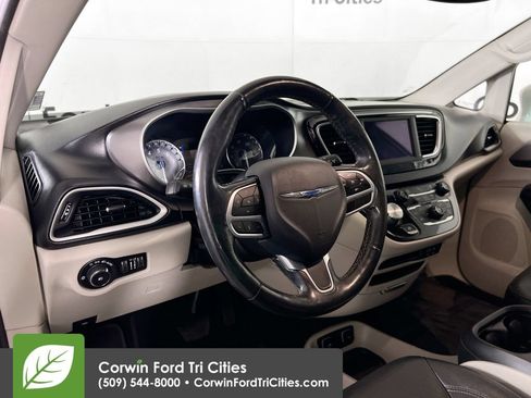 Used 2020 Chrysler Pacifica Touring-L FWD image 3