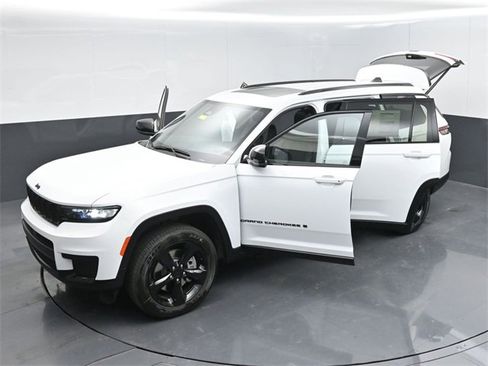 New 2025 Jeep Grand Cherokee L Altitude image 50