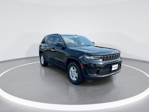 Used 2024 Jeep Grand Cherokee Laredo w/ Luxury Tech Group I AWD/4WD image 2