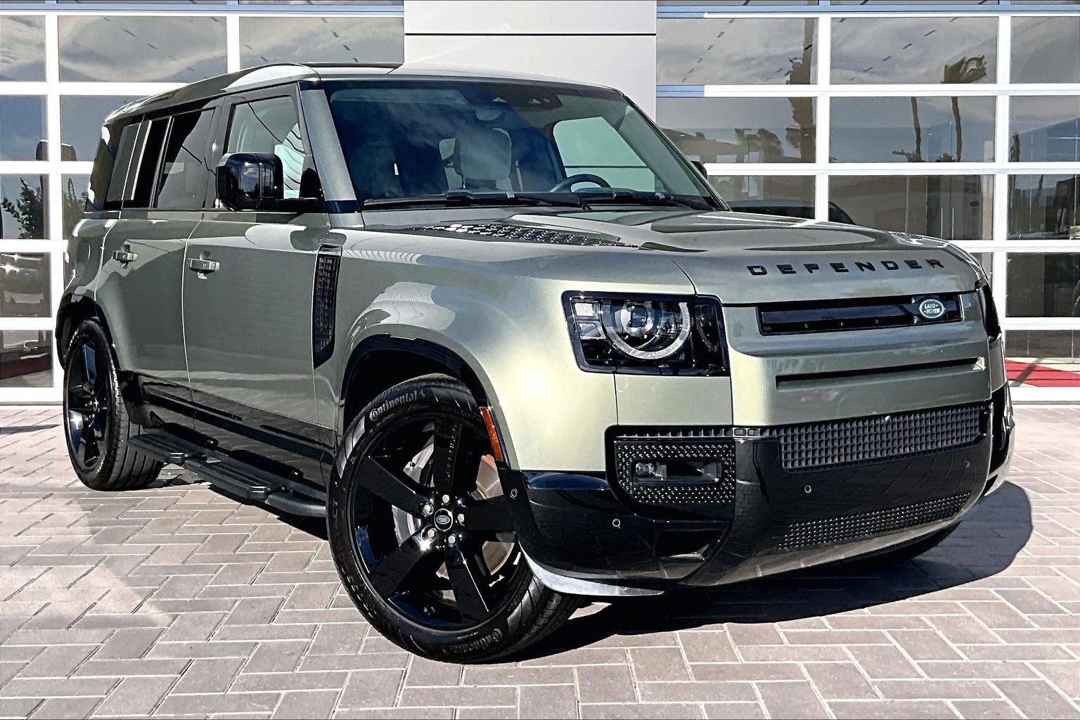 Used 2025 Land Rover Defender 110 X-Dynamic SE AWD/4WD image 3