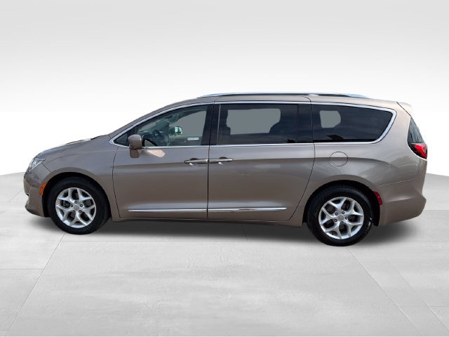 Used 2018 Chrysler Pacifica Touring-L Plus FWD image 4