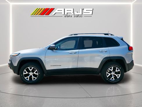Used 2017 Jeep Cherokee Trailhawk w/ Cold Weather Group AWD/4WD image 2