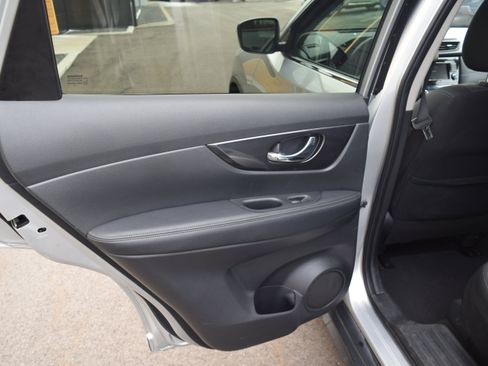 Used 2018 Nissan Rogue SV image 9