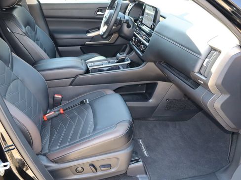 Used 2024 Nissan Pathfinder Platinum w/ Lighting Package (N92) FWD image 18