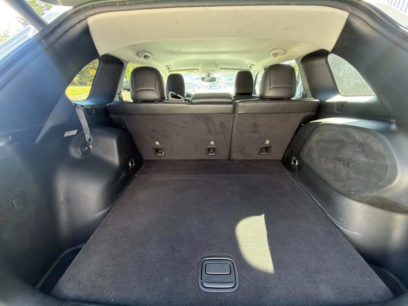 Used 2019 Jeep Cherokee Latitude Plus w/ Comfort/Convenience Group FWD image 18