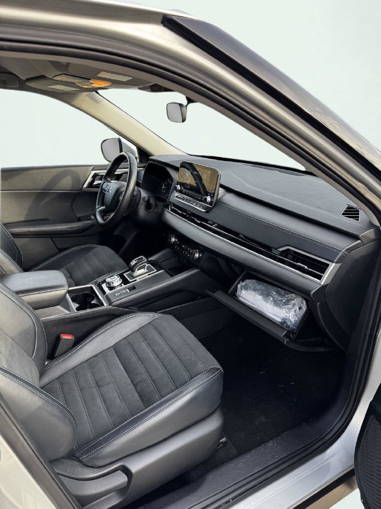 Used 2024 Mitsubishi Outlander SE AWD/4WD image 33