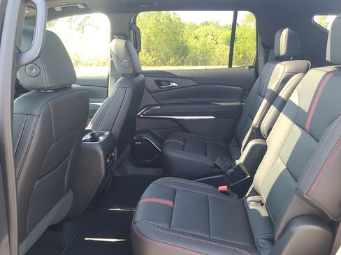 Used 2026 Chevrolet Traverse RS AWD/4WD image 37