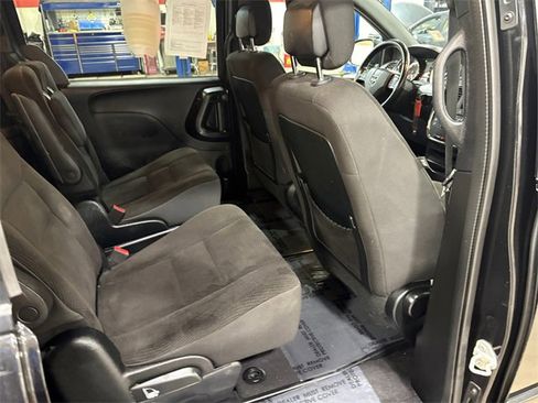 Used 2017 Dodge Grand Caravan SE image 20